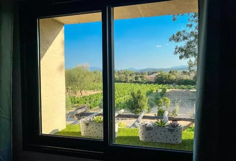 Majatalo Au Milieu Des Vignes