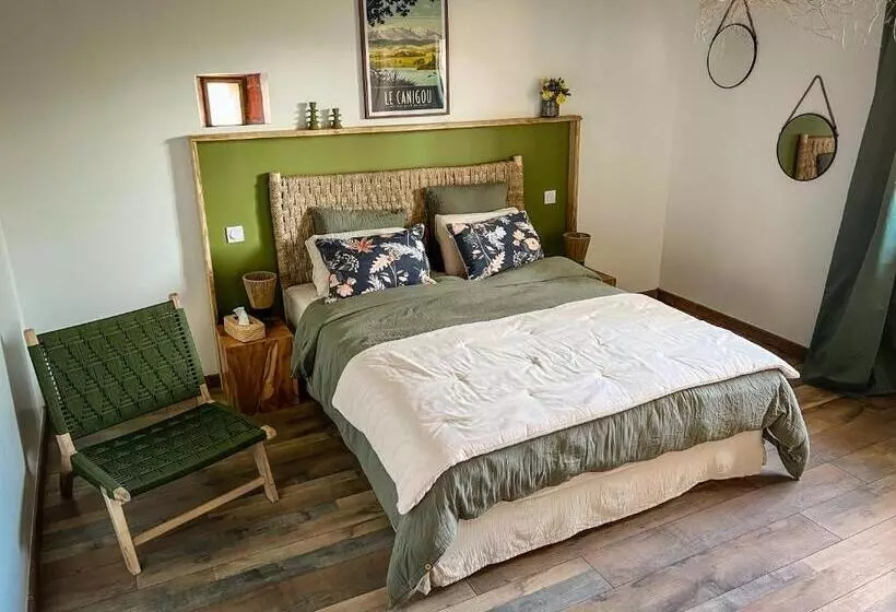 Majatalo Au Milieu Des Vignes