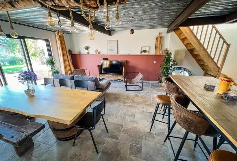 Majatalo Au Milieu Des Vignes