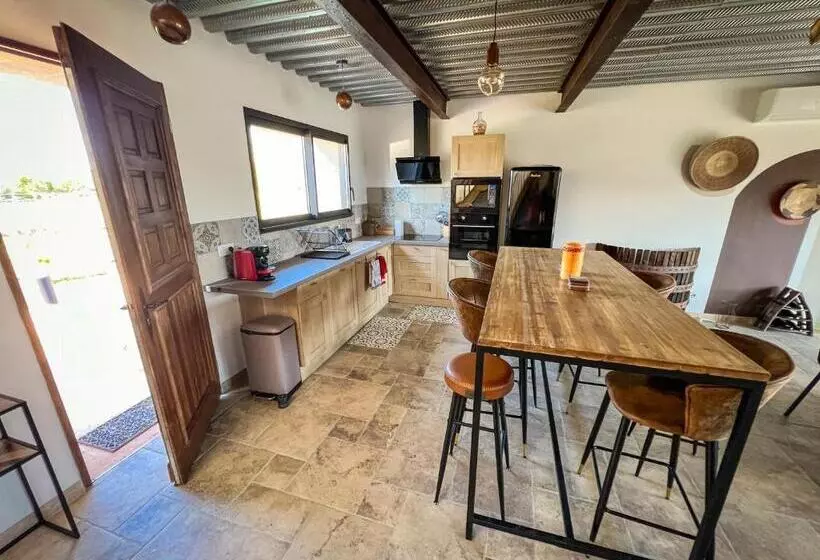 Majatalo Au Milieu Des Vignes