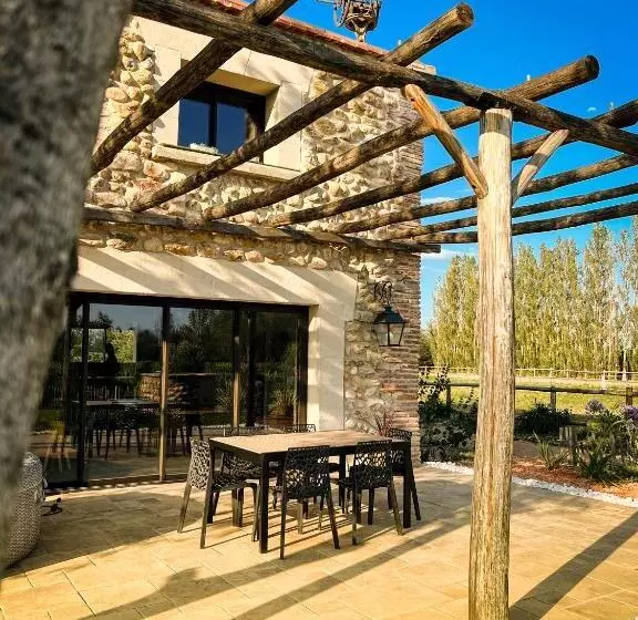 Majatalo Au Milieu Des Vignes