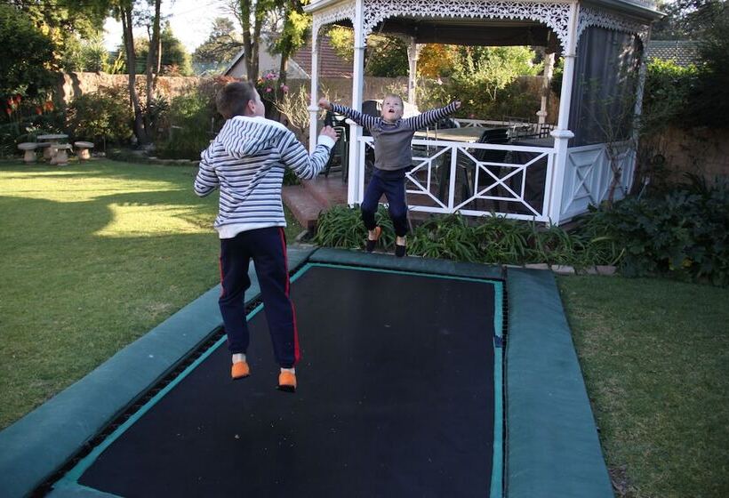 تختخواب و صبحانه 49oncherry