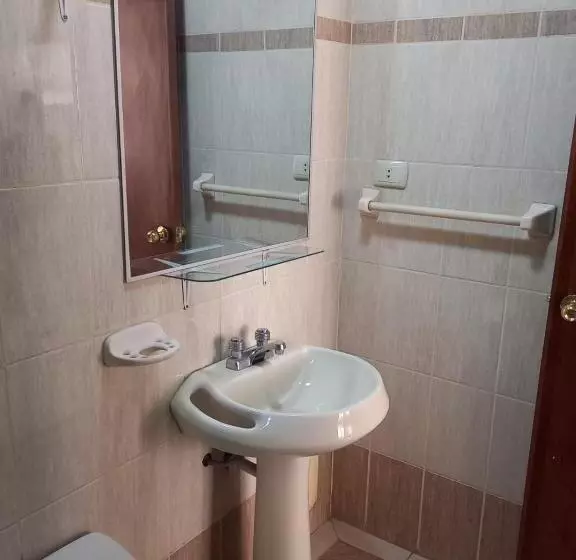 ホテル Aziri Hostel