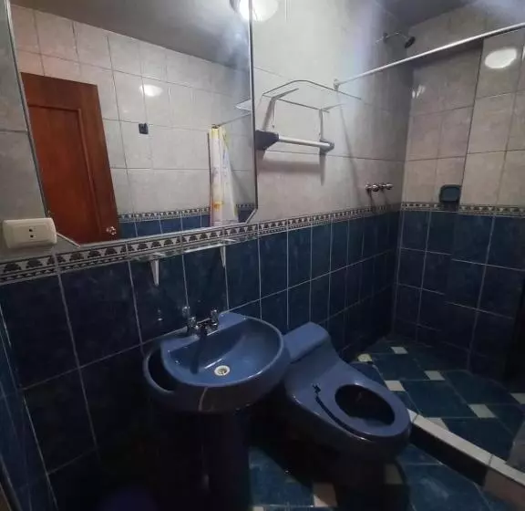 ホテル Aziri Hostel