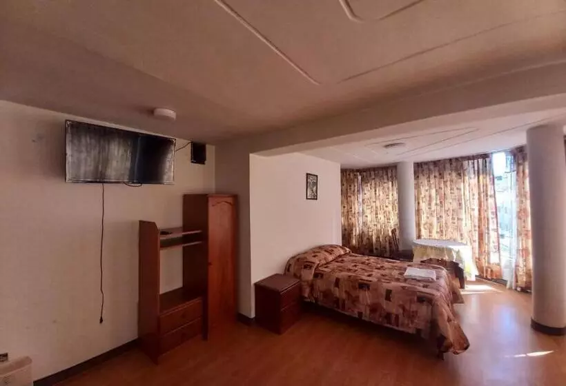 ホテル Aziri Hostel