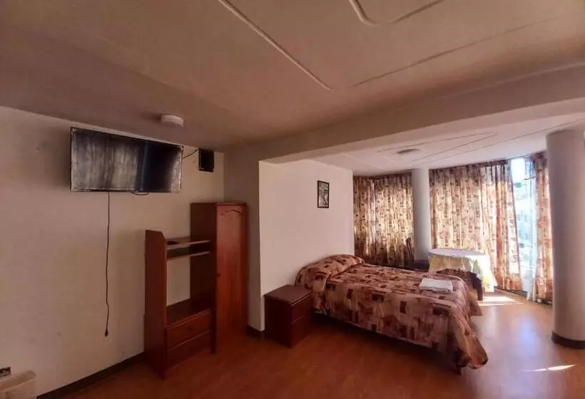 ホテル Aziri Hostel