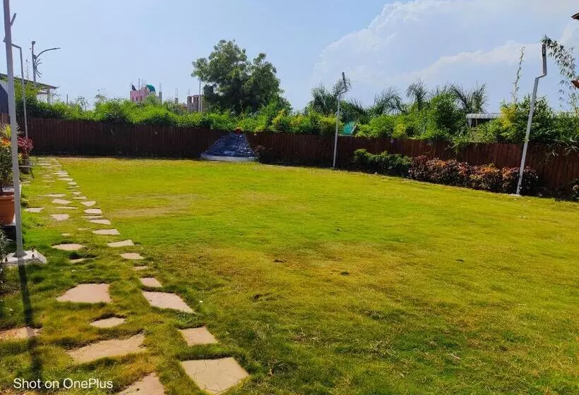 Hotelli Vss Lawns & Resorts Llp