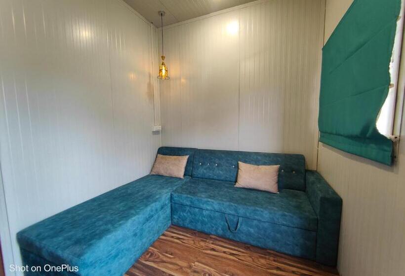 Hotel Vss Lawns & Resorts Llp