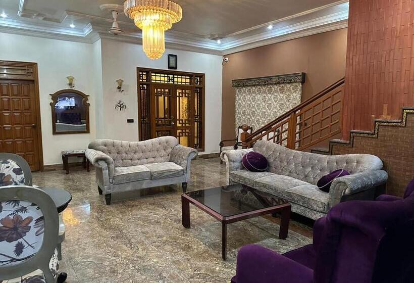 پانسیون The Red Tree Family Guest House