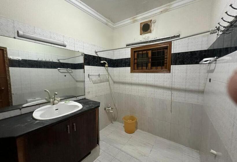 پانسیون The Red Tree Family Guest House