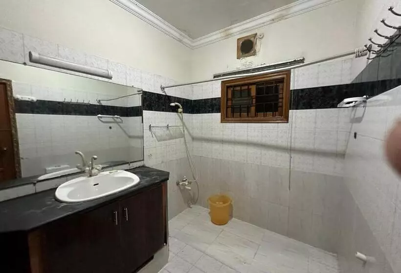 پانسیون The Red Tree Family Guest House