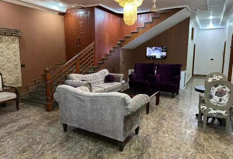 پانسیون The Red Tree Family Guest House