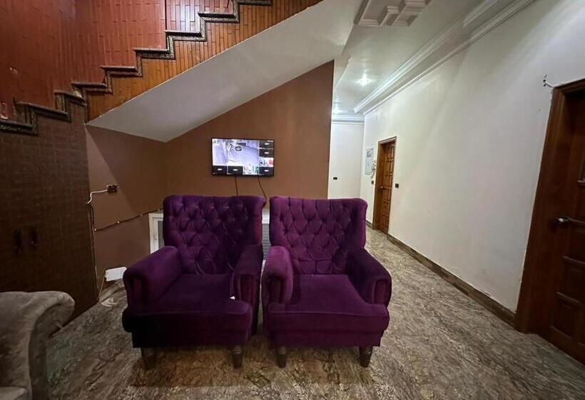 پانسیون The Red Tree Family Guest House