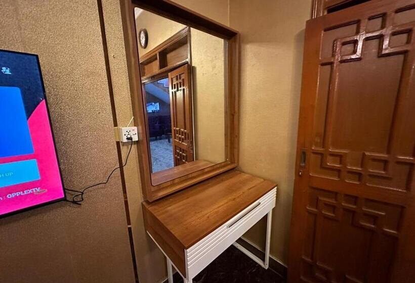 پانسیون The Red Tree Family Guest House