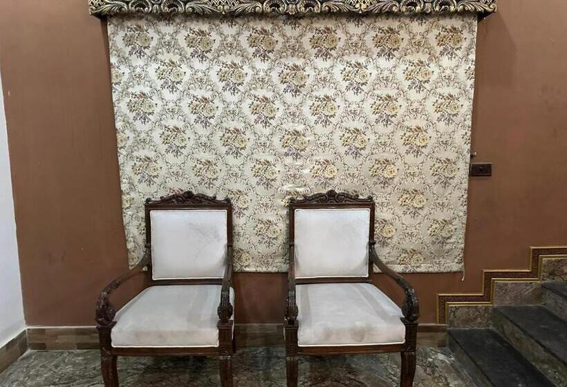 پانسیون The Red Tree Family Guest House