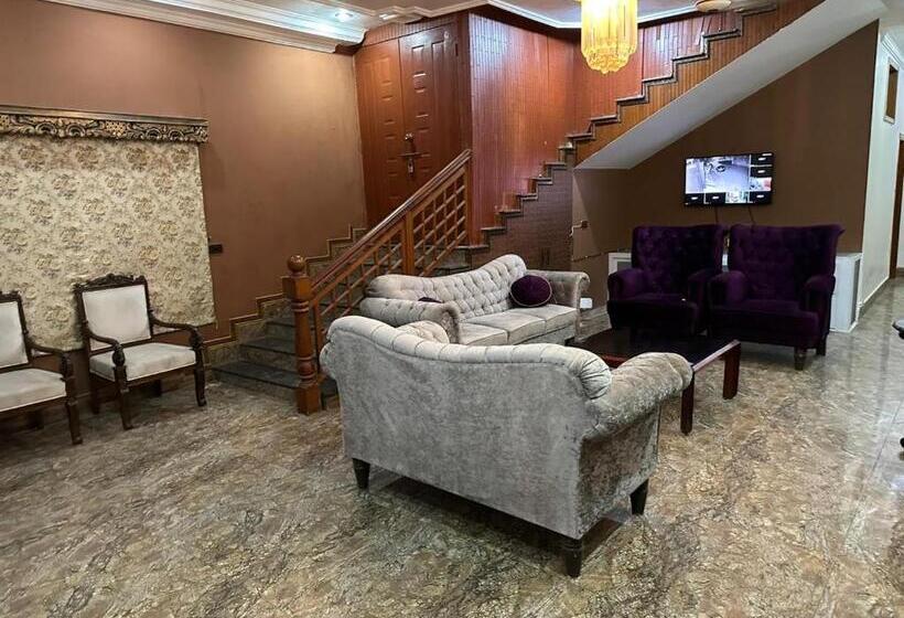 پانسیون The Red Tree Family Guest House