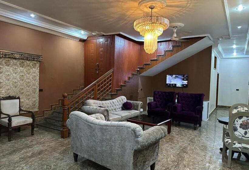 پانسیون The Red Tree Family Guest House