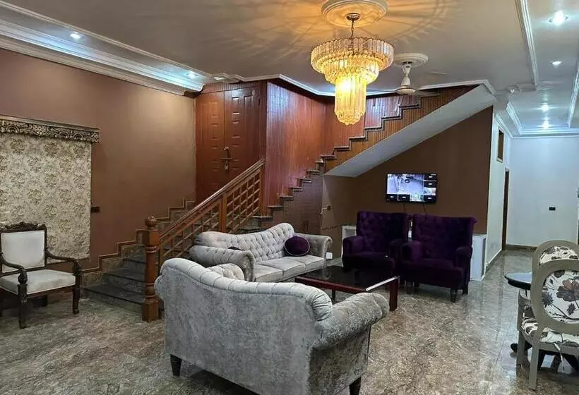 پانسیون The Red Tree Family Guest House