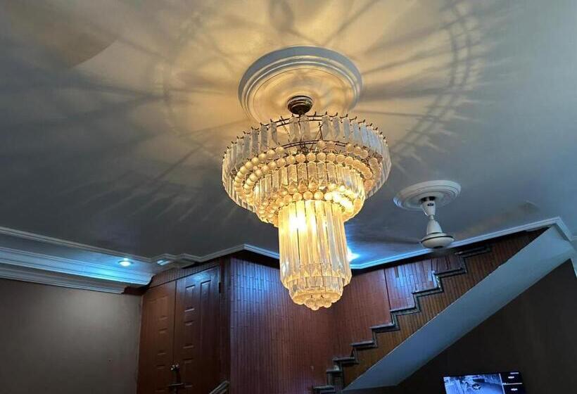 پانسیون The Red Tree Family Guest House