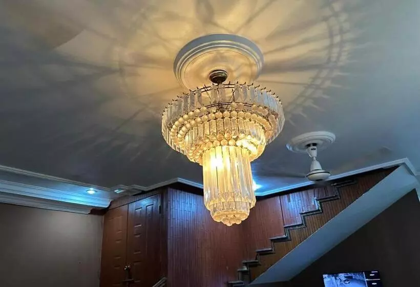پانسیون The Red Tree Family Guest House