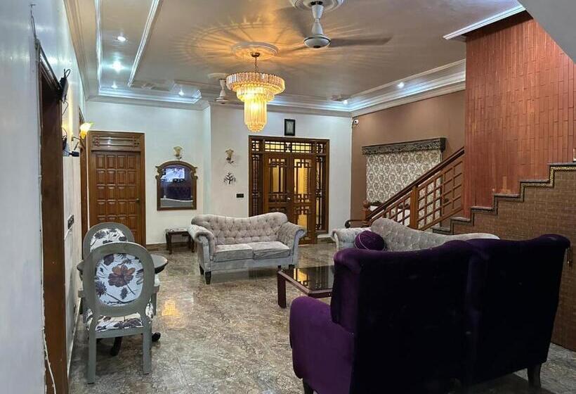 پانسیون The Red Tree Family Guest House