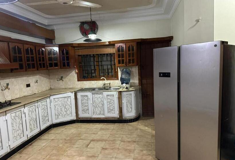 پانسیون The Red Tree Family Guest House