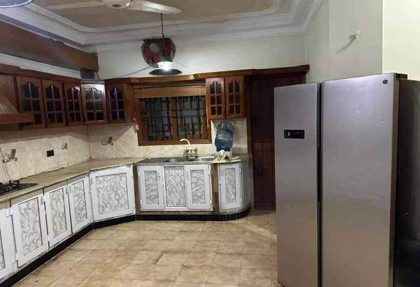 پانسیون The Red Tree Family Guest House