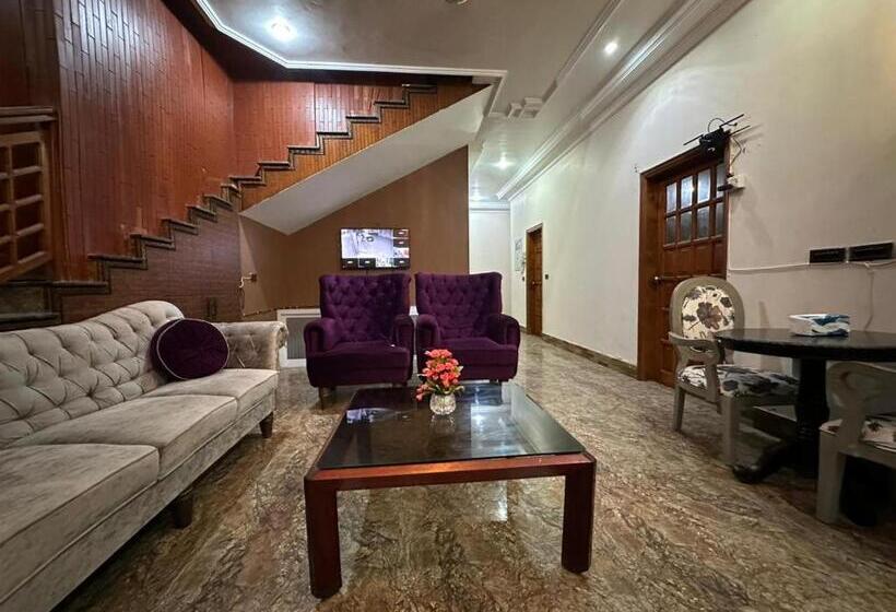 پانسیون The Red Tree Family Guest House