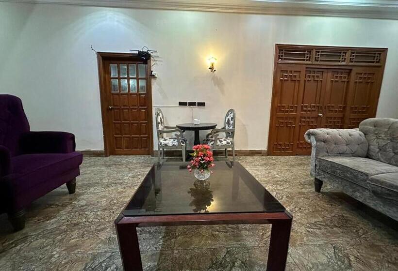 پانسیون The Red Tree Family Guest House