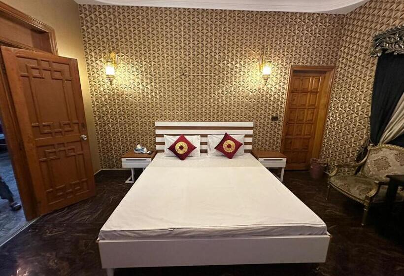 پانسیون The Red Tree Family Guest House