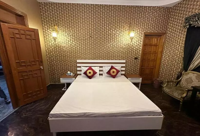 پانسیون The Red Tree Family Guest House