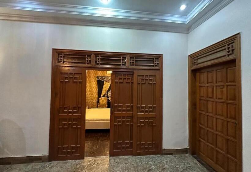 پانسیون The Red Tree Family Guest House