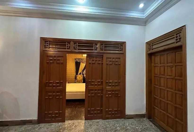 پانسیون The Red Tree Family Guest House