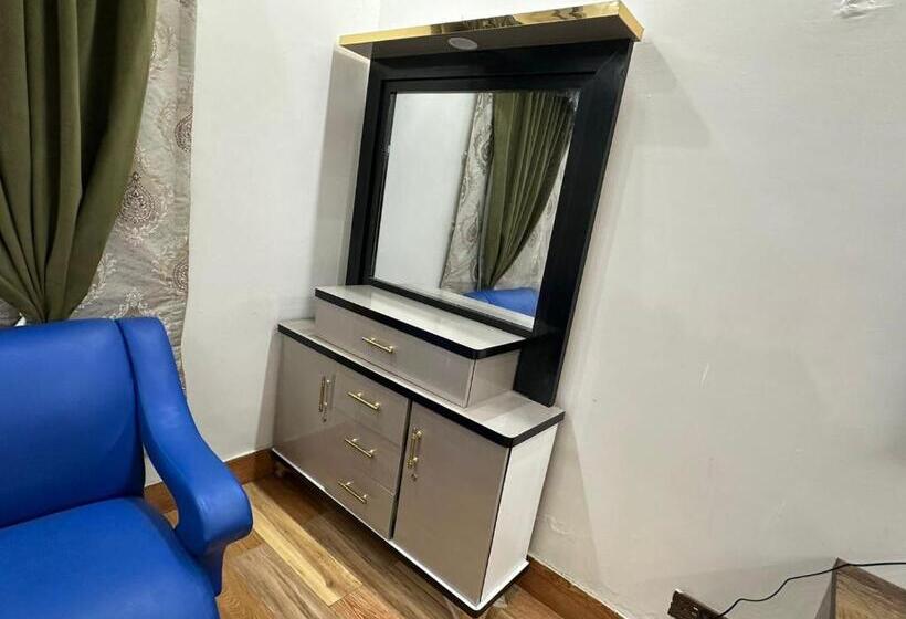 پانسیون The Red Tree Family Guest House