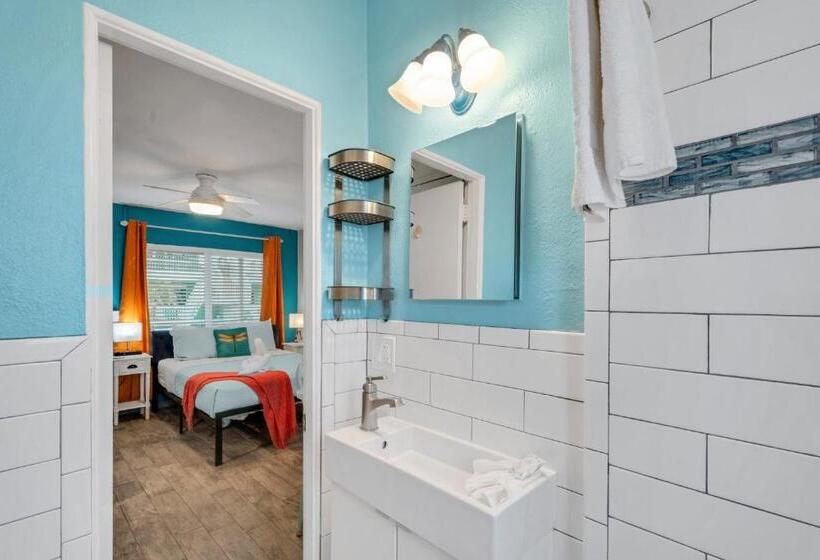 Tropic Terrace Suite #54 Beachfront Resort