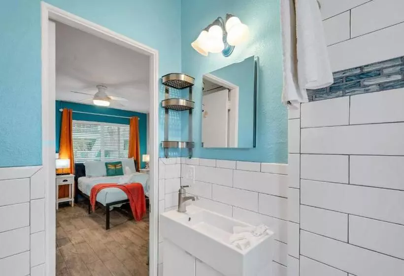 Tropic Terrace Suite #54 Beachfront Resort