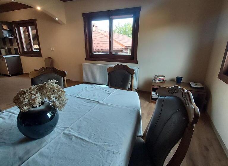 تختخواب و صبحانه Family Retreat