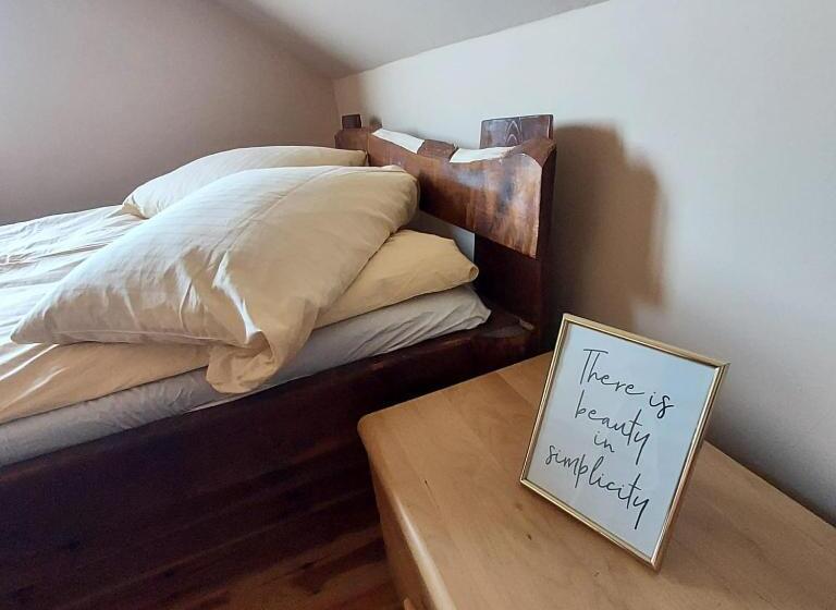 تختخواب و صبحانه Family Retreat