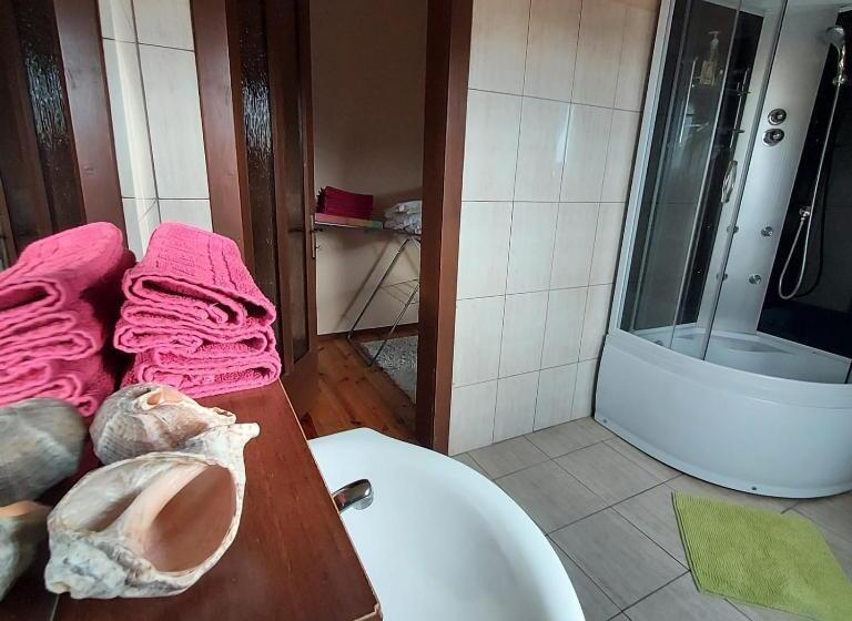 تختخواب و صبحانه Family Retreat