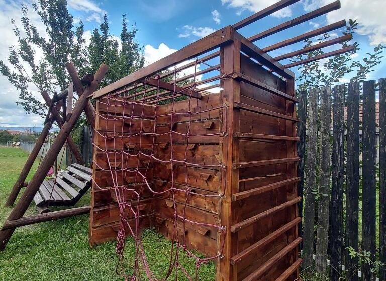 تختخواب و صبحانه Family Retreat