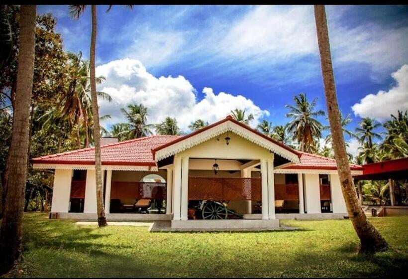 Отель Tharul Hollyday Risort