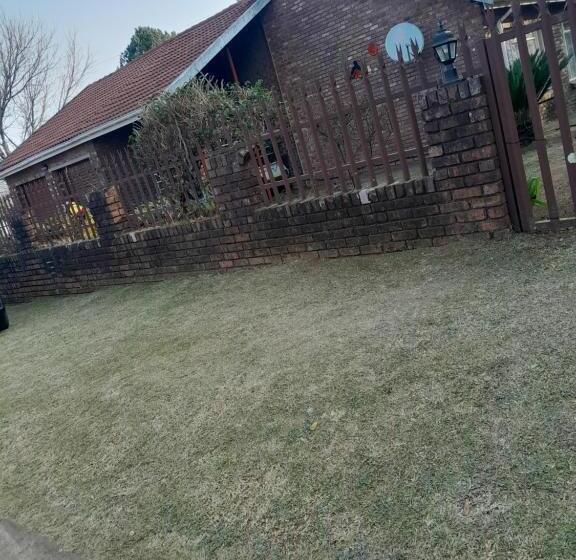 بنسيون Mantombi S Guest House