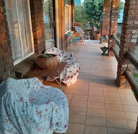 ペンション Mantombi S Guest House
