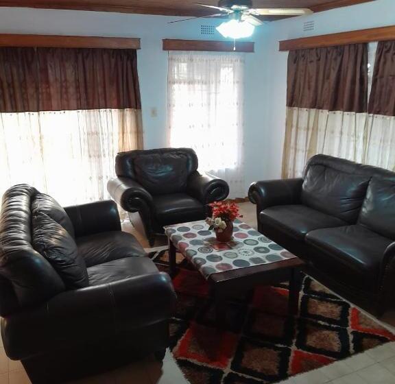 פנסיון Mantombi S Guest House