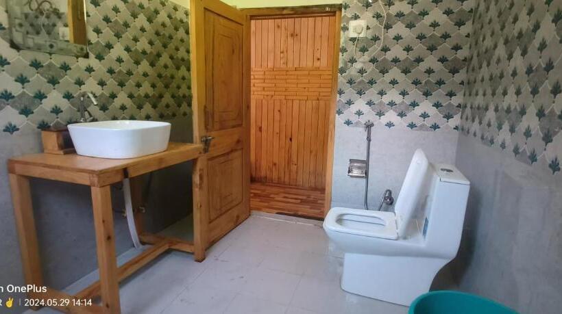 בית מלון כפרי Neer Tarang Home Stay Jibhi