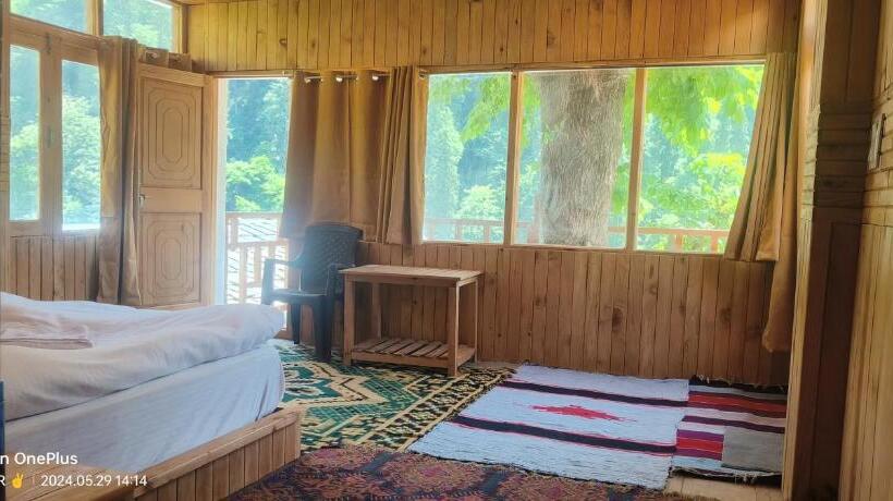 בית מלון כפרי Neer Tarang Home Stay Jibhi