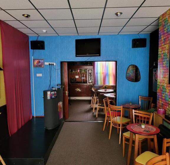 פנסיון Evanescent Bar And Rooms