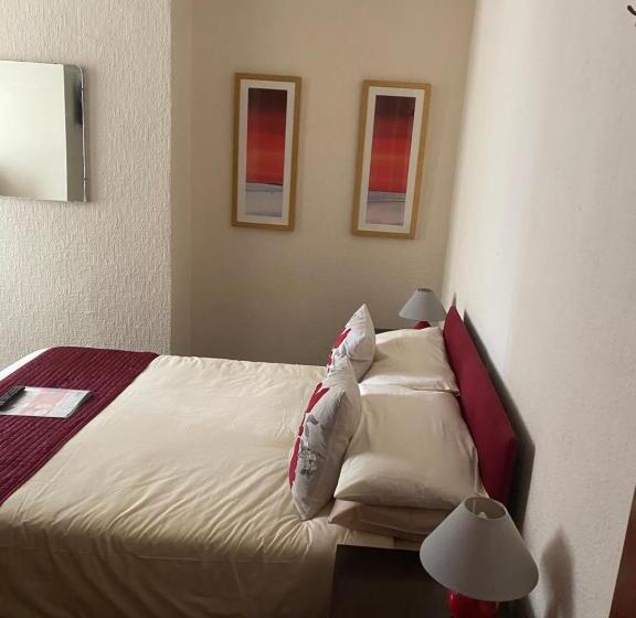 פנסיון Evanescent Bar And Rooms