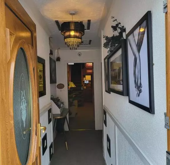 Majatalo Evanescent Bar And Rooms