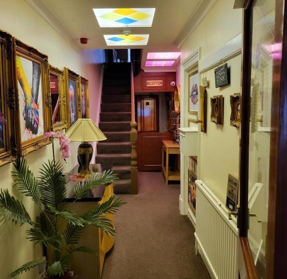 פנסיון Evanescent Bar And Rooms